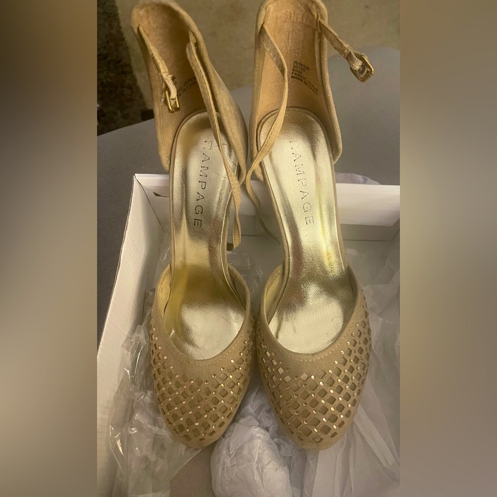 Women’s Rampage heels 9.5 M taupe.